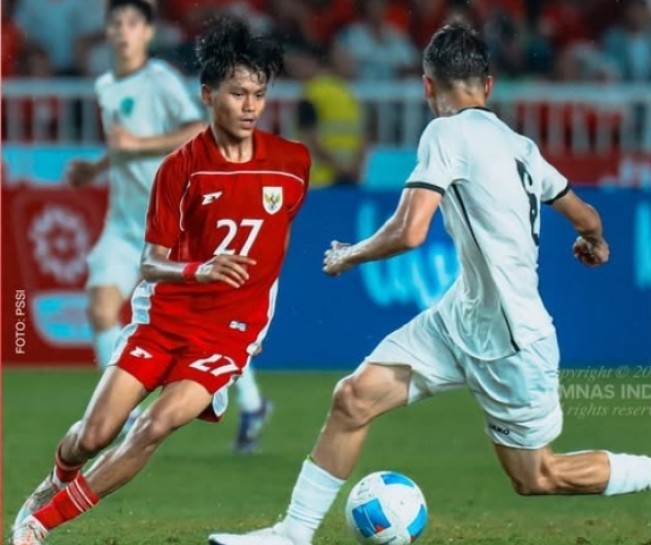 Pemain Timnas Indonesia U-17 coba melewati hadangan Pemain Uzbekistan dalam lanjutan laga Piala Kemerdekaan 2025. [Instagram]